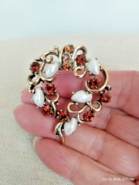 Lisner Vintage Gold Tone Brooch Rootbeer Color Rhinestones/Baby Tooth Faux Pearl