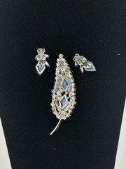 Verified Juliana D&E Blue Diamond Shape Striped Art Glass Brooch / Earrings Set