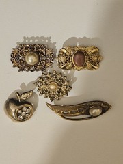 5 Brooches Vintage One Signed AAi