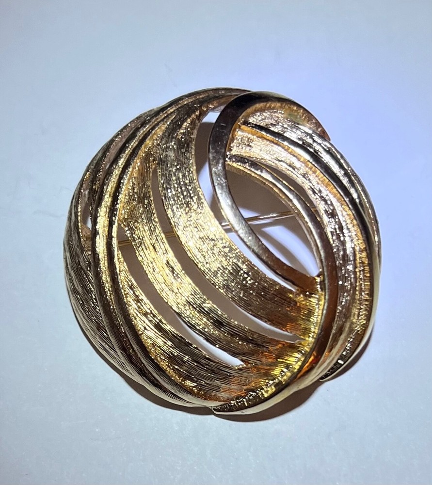 Vtg Brooch Pin Gold-Tone Stylized Circle Domed Fashion Jewelry 25 grams 1.75″