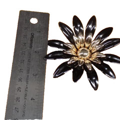 Vintage Sarah Coventry Flower Brooch Black Enamel Gold Tone Metal Big 3-1/8″