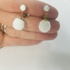 Vintage White Bead Gold Tone Dangle Drop Clip Back Earrings