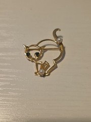 Green Eyed Gold Toned Vintage Cat Brooch Pin