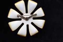 CLASSIC VTG 1960’s DAISY FLOWER BROWN & GOLD ENAMEL METAL PIN BROOCH 2.5″D