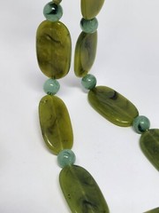 Vintage Green Lucite Faux Jade 18″ Necklace and Elastic Bracelet Set Lightweight