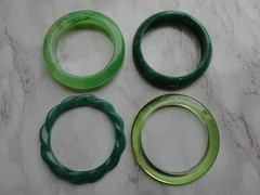 LOT OF 4 VTG ESTATE MARVELED GREEN LUCITE FLYING SUCER TWISTED BANGLE BRACELETS