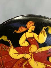 Vintage UNBRANDED USSR KHOLUI Papier-Mâché Hand Painted Folk Dance Brooch Pin