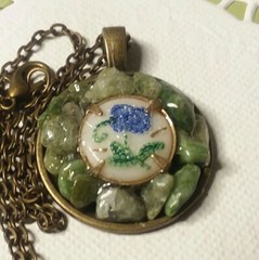 MaryBee Brassy Tone 20″ Chain W/1″ Jade Chips Pendant 12-01-2021 NOS
