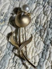 Woman’s Vintage Gold Tone Flower With Pearl Brooch Measuring 1.4/3.5 Inches