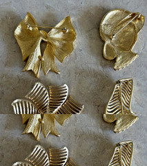 Vintage Unbranded Gold Tone Brooches/Pins Lot of 4