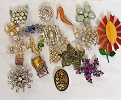 Vintage To Now Lot Of 18 Unsigned (1 signed) Gorgeous Brooch & Pin