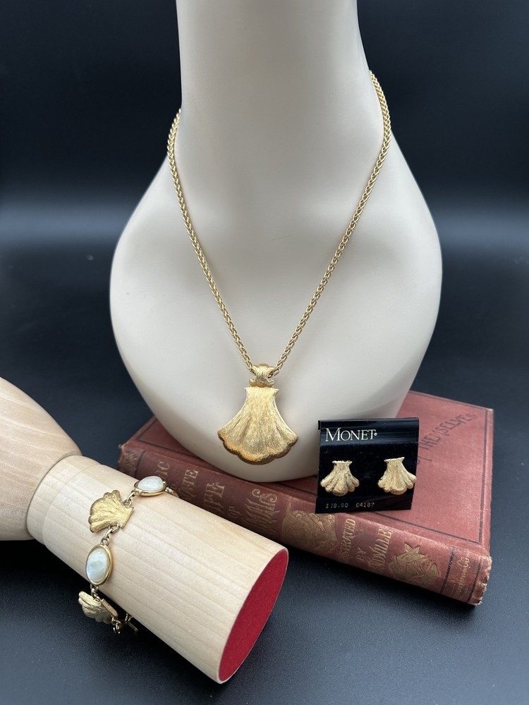 VTG 1980’s MONET 3 Piece Set Gold-tone Shell Necklace Bracelet Clip-on Earrings