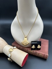 VTG 1980’s MONET 3 Piece Set Gold-tone Shell Necklace Bracelet Clip-on Earrings
