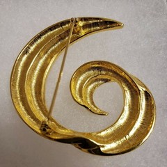 Vintage Large 1970’s Goldtone Swirl Statement Brooch Pin with a Secure Clasp