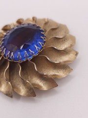 Stunning VTG Bi-Color Art Glass Sunburst Gold-Tone Brooch