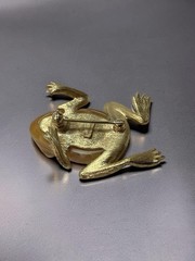 Vintage Crown Trifari Brushed Gold Tone Peach Cream Lucite Frog Brooch