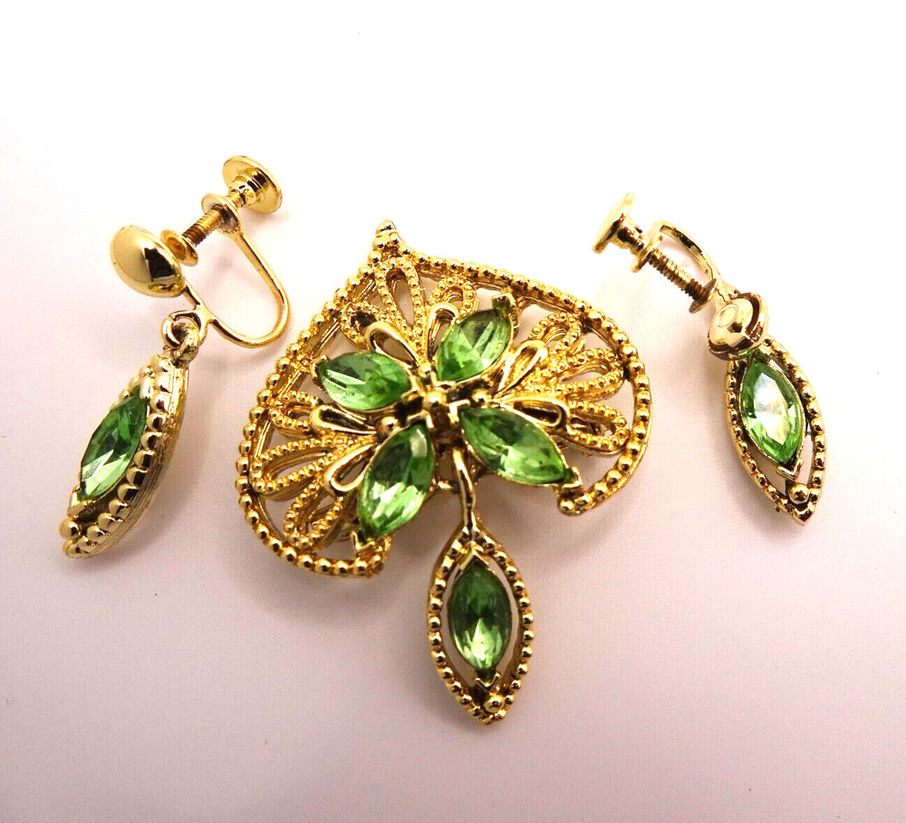 Vintage Peridot Green Rhinestone Gold Tone Brooch Pin Screw Dangle Earrings Set