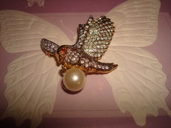 STUNNING SIGNED AD2001 EAGLE W/PEARL PAVE’ CRYSTAL RHINESTONES BROOCH GOLD PLATE