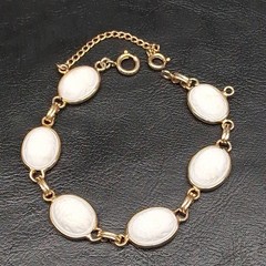 Vintage Egyptian Revival Carved Milkglass Scarab Link Bracelet Gold Tone. 18.334