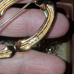 VINTAGE BROOCH, PENDANT, EARRINGS LOT X 9 PCS JUDY LEE(NEEDS PIN) MONET GOLD FI