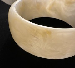Beige Creamy Swirls Lucite Bangle Bracelet Vintage Layerable