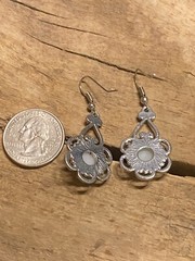 VINTAGE SILVER TONE METAL FAUX PEARL DANGLE EARRINGS 1.75”