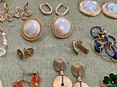 LOT OF 100+ VINTAGE GOLD TONE EARRING PAIRS FOR PIERCED EARS N189