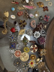 Vintage Jewelry Lot Estate Brooches/Pins 68 Pcs – Beautiful. Floral, Holiday Etc