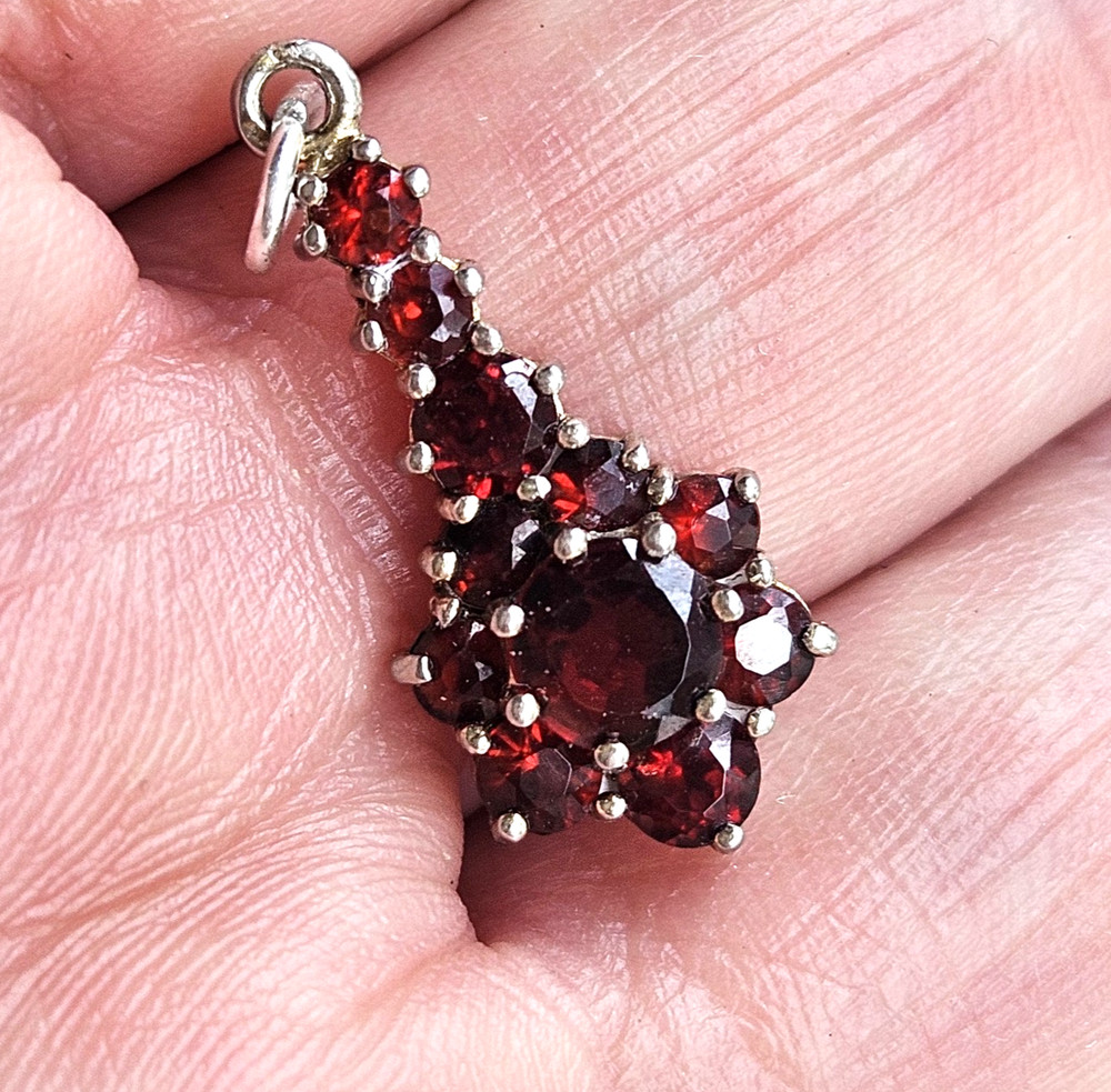 Vintage Bohemian Style Garnet Red Stone Cluster Pendant Charm 20mm