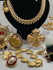 29 Pcs Vintage Gold Tone High End Jewelry Brooch Necklace Earrings Bracelet Lot