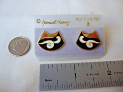 VINTAGE SAMUEL HUANG SIGNED DESIGNER CLOISONNE CLOUD FAN BLACK & WHITE EARRINGS