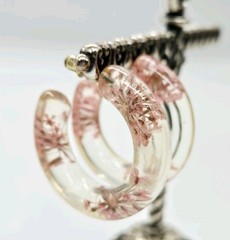 LUCITE Hoop Earrings with Pressed Flowers Soft Pink pierced 1.25 in