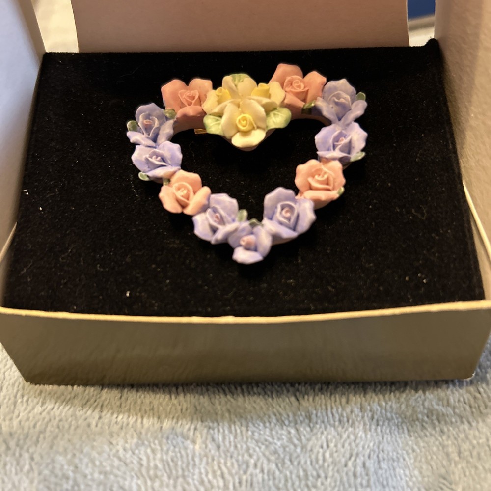 PASTEL ROSES HEART PIN Vintage Brooch Avon Mothers Day Gift Pink Yellow Blue