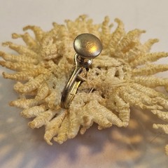 Vintage White Lace Like Flowers Gold Towe Twist Clip On Earrings
