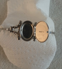 Vintage 1979 Avon Yesterdays Memories Hinged Silver Tone Bangle Bracelet Locket