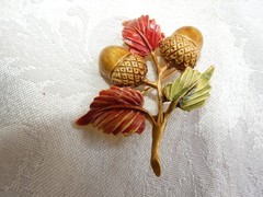 Brooch Designer Signed TONA Fall Autumn Leaf Acorns Orange Gold Tone 2″×1.5″