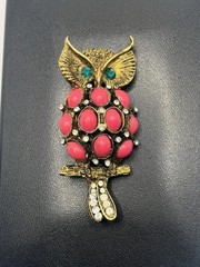 Owl bird pink cabochon green & clear rhinestone gold tone brooch pin vintage