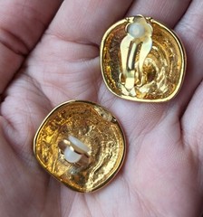 Vintage Red White Off Cream Enamel Gold Tone Clip 1″ Bold Horseshoe Earrings