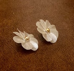 Vintage Mother Of Pearl Cosmos Flower Earrings Gold Tone Pierced Post Statement
