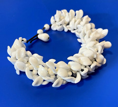 VTG WHITE MILK GLASS CLUSTER BRACELET W WIRED BEADS & PETALS FITS 6″ WRIST