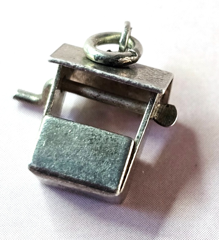 Vintage Sterling Silver WISHING WELL Charm Pendant 1.4gms Mexico Movable