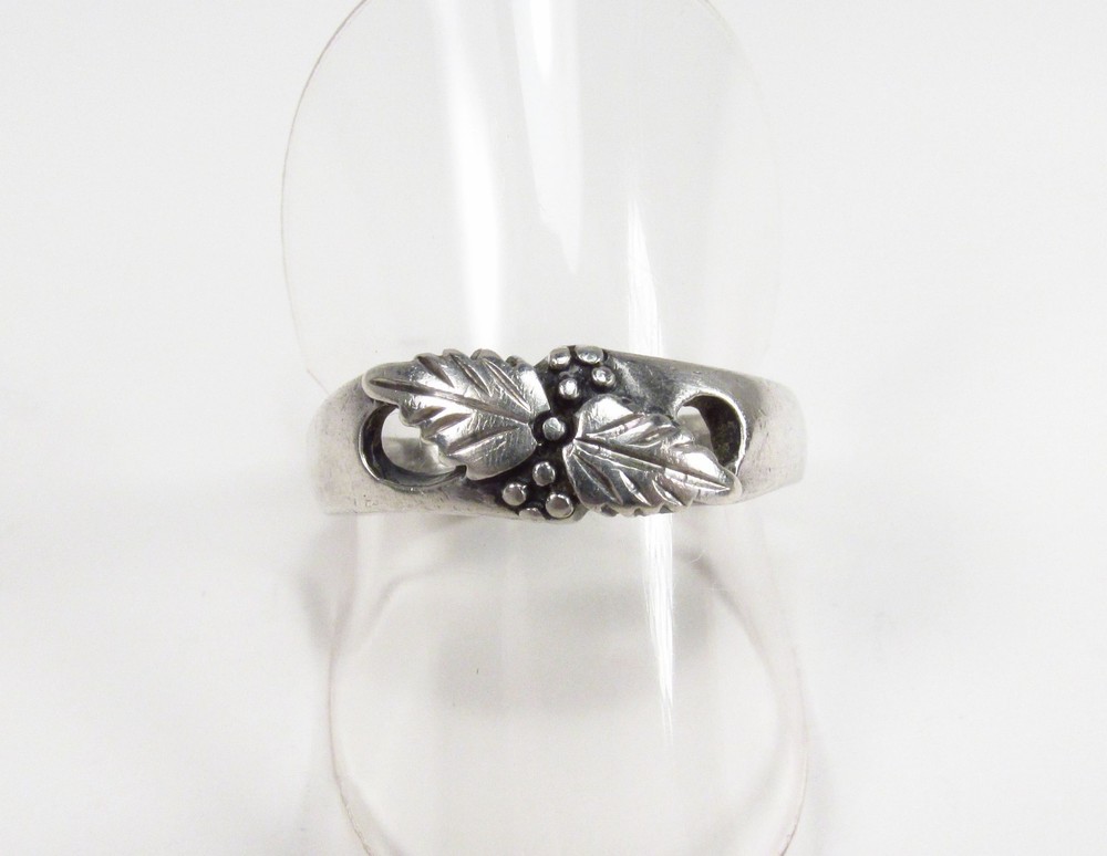 Vintage 1990s Wheeler Mfg. Co. USA Sterling Silver Grape Leaves Band Ring Sz 8
