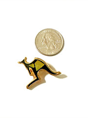 Vintage Australian Opal Kangaroo Brooch Gold Tone Black Enamel Souvenir Pin 1.5″