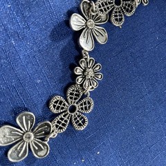 Vintage‑Style Silver Filigree Floral Necklace –Rhinestones Adjustable Length
