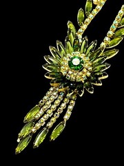 1962 JULIANA D&E EMERALD RHINESTONE MEDALLION DANGLES NECKLACE EARRINGS SET BOOK