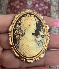 Vintage Cameo Brooch 2’. X 1.5’ in