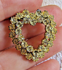 Vintage metal goldtone rhinestone heart 1.2″ VG unbranded brooch pin missing 1 s