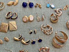 LOT OF 100+ VINTAGE GOLD TONE EARRING PAIRS FOR PIERCED EARS N189