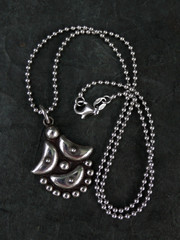 VINTAGE STERLING SILVER PUFFY CRESCENT MOON PEBBLED PENDANT NECKLACE ITALY CHAIN