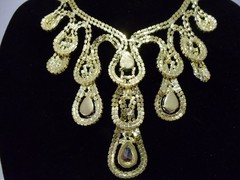 VINTAGE FIRE RED RHINESTONE TEAR DROP STYLE NECKLACE & DANGLE STUD EARRINGS SET